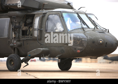 Ein UH-60 Black Hawk taxis für eine Mission in Nordirak. Stockfoto