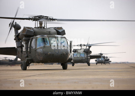 UH-60 Black Hawks Taxi für eine Mission in Nordirak. Stockfoto