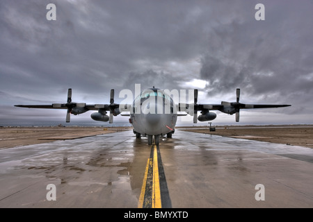 Hoher Dynamikbereich Bild eines US Air Kraft c-130 Hercules zu Rollen, während ein Sturm vorbei. Stockfoto