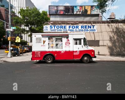 markante rote & weiße gute Laune Eis-LKW geparkt auf West 52nd Street in Midtown West Side Manhattan New York City Stockfoto