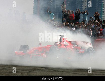 Kimi Räikkönen führt Ferrari 2007, Burnouts und Donuts auf dem Abu Dhabi F1 Festival, Vereinigte Arabische Emirate. 3. Februar 2007. Stockfoto