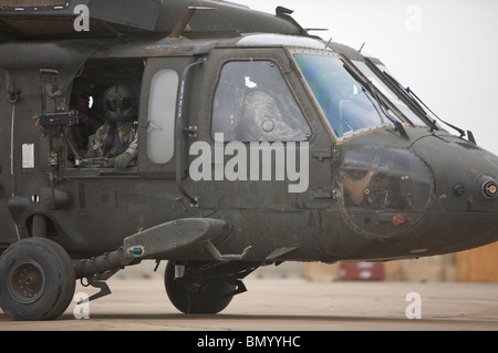 Ein UH-60 Black Hawk taxis für eine Mission in Nordirak. Stockfoto
