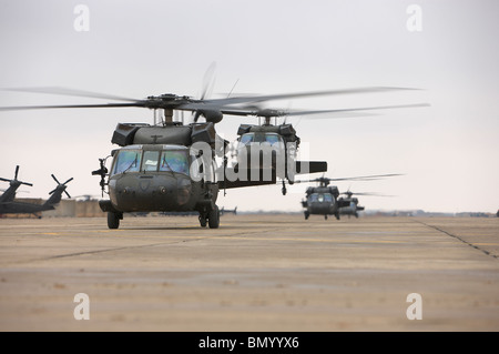 UH-60 Black Hawks Taxi für eine Mission in Nordirak. Stockfoto