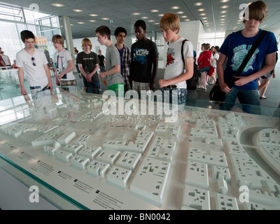 Besucher Blick auf das historische Modell Berlin an der Topographie des Terrors oder Topographie des Terrors der ehemaligen Gestapo-Zentrale Stockfoto