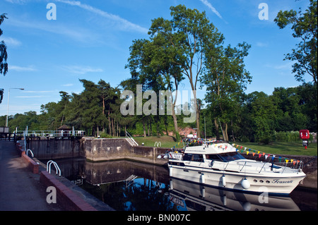 Boot vor Anker in Gunthorpe Lock in Nottinghamshire Stockfoto