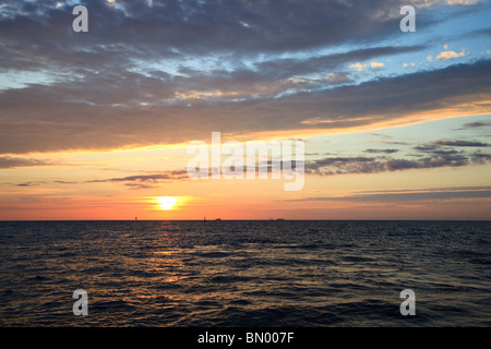 Blick auf den malerischen Sonnenaufgang über dem Meer. Stockfoto