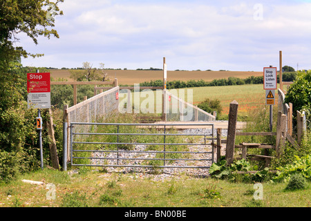 Unbemannte Fußgänger- und Bauernhof Bahnübergang mit Stil und Warnung schildern. Stockfoto