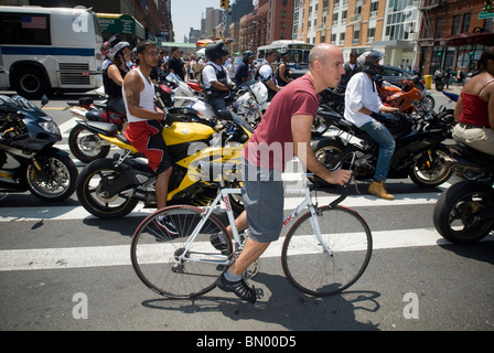 Ein Radfahrer vorbei an einem Motorradclub in Harlem in New York auf Samstag, 19. Juni 2010-Pedale. (© Richard B. Levine) Stockfoto