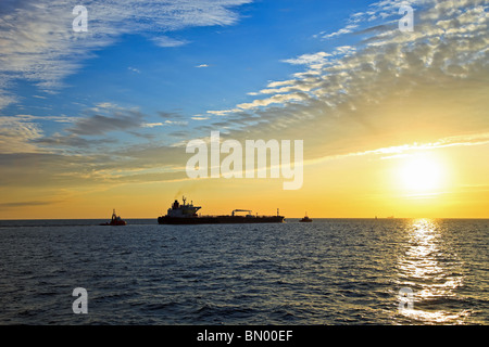 Solar-Konvoi - Schlepper aus dem Tanker an der Reede. Stockfoto