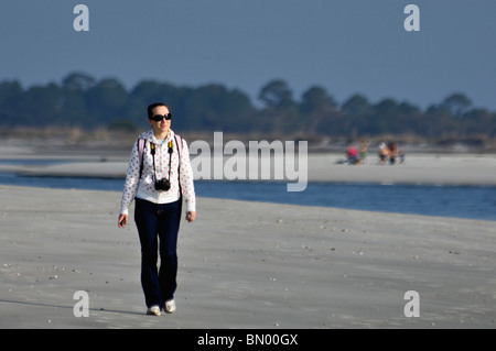 Frau zu Fuß auf Folly Beach in Charleston County, South Carolina Stockfoto