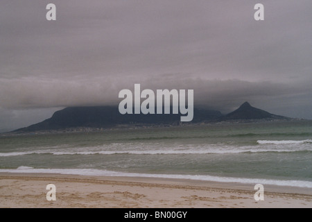 Blick auf den Tafelberg von Bloubergstrand, Kapstadt, Südafrika Stockfoto