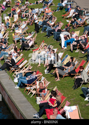 Beschäftigt am Ufer Café im Sommer neben Fluss Spree in Mitte Berlin Mitteldeutschland Stockfoto