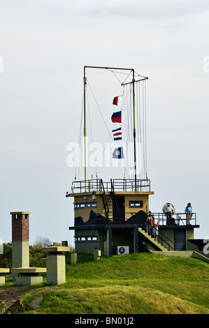 Touristen auf Beobachtungsposten am Fort Moultrie auf Sullivans Island in South Carolina Stockfoto