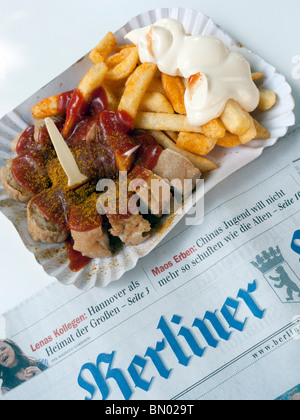 Detail des traditionellen Berliner Currywurst Imbiss am berühmten Konnopke Currywurst stand im Prenzlauer Berg in Berlin Deutschland Stockfoto