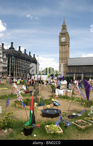 Friedenscamp (Demokratie Dorf) in der Parliament Square mit Big Ben im Hintergrund. Juni 2010 Stockfoto