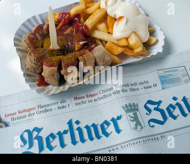 Detail des traditionellen Berliner Currywurst Imbiss am berühmten Konnopke Currywurst stand im Prenzlauer Berg in Berlin Deutschland Stockfoto