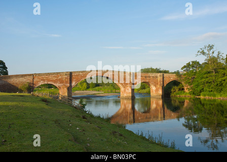 Brücke über den Fluss Eden in der Nähe von Lazonby, Eden Valley, Cumbria, England UK Stockfoto