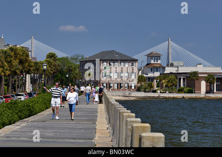 Menschen zu Fuß entlang der Batterie in Charleston, South Carolina Stockfoto