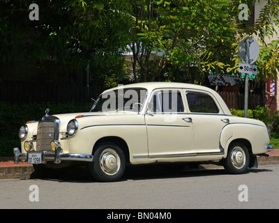 Elfenbein Mercedes Benz 190 Oldtimer auf der Straße in Luang Prabang, Nordlaos Stockfoto