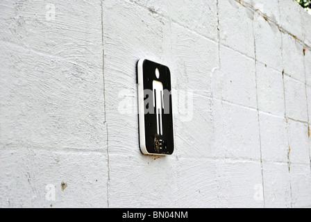 Herren Toilette Schild an verfallenen Gebäude im freien Stockfoto