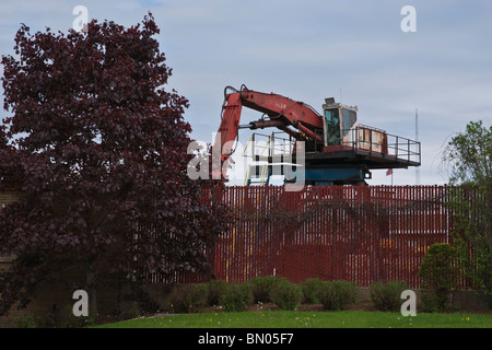 Ein riesiger Kran, der Metallschrott in einer Recyclinganlage in Holland Michigan in den USA hochauflöst Stockfoto