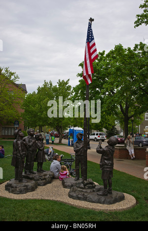 Pledge of Allegiance Skulptur, die eine Gruppe von Kindern zeigt, die der US-Flagge in Tulip Time Festival Dutch Holland Michigan USA Hi-res Treue versprechen Stockfoto