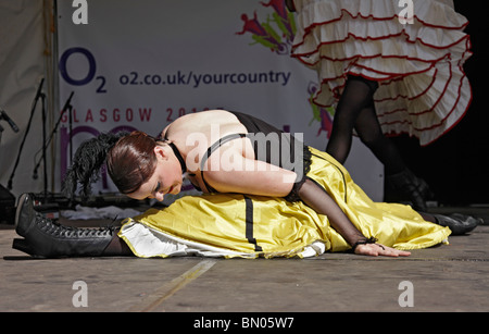 Französische Affäre, eine Truppe von traditionellen Can-Can Tänzerinnen auf der Bühne im Jahr 2010 Glasgow Mela Stockfoto