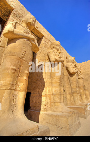 Statuen im Tempel von Ramses III am Karnak-Tempel in Luxor Stockfoto