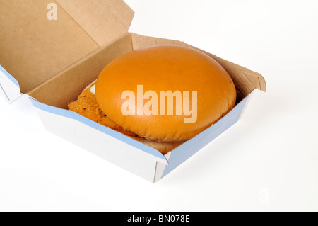 McDonalds Fischfilet sandwich im original Karton verpackung auf weißem Hintergrund. Stockfoto