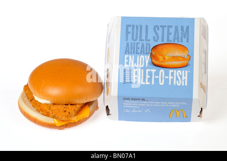 McDonald's Filet von Fisch-Sandwich mit Verpackung auf einem weißen Hintergrund. Schneiden Sie aus. Stockfoto