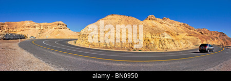 Panoramablick auf Autobahn mitten in den Bergen in der Arava-Wüste, Israel. Stockfoto