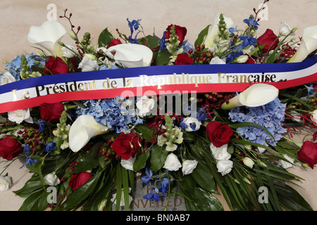 Der Kranz von Präsident Sarkozy und Carla Bruni am Fuße des Königin-Mutter-Denkmal in der Mall, London, SW1 gelegt. Stockfoto