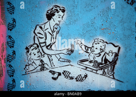 Zeigt der 1950er Jahre Graffiti style Mutter mit kleinen Kindern und Granaten in Leake Street, South Bank, Waterloo, London SE1. Stockfoto