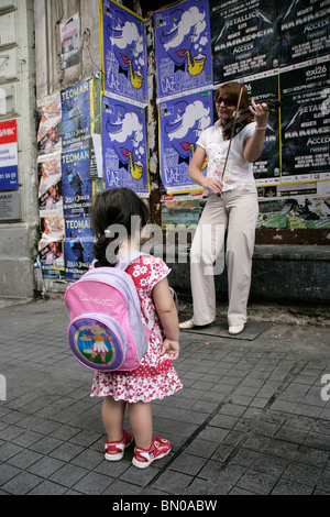 Kleinkind beobachten klassische Straßenmusiker auf Istiklal Caddesi in Beyoglu, Istanbul, Türkei Stockfoto