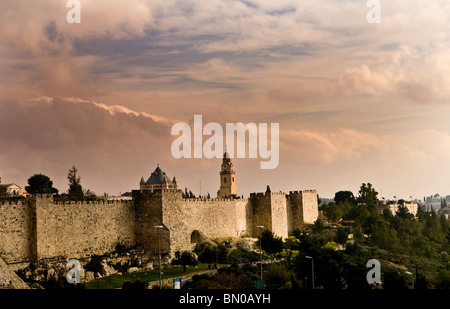 Die alte Stadtmauer von Jerusalem während des Sonnenuntergangs. Stockfoto