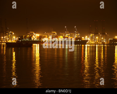 Yang Ming Containerschiff neben Harwich in der Nacht Stockfoto
