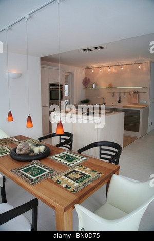 Esszimmer mit Esstisch, Küche im Hintergrund Stockfoto