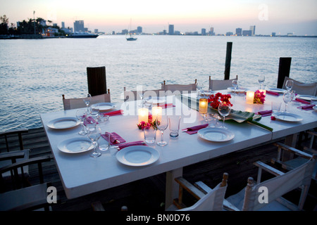 Schön gedeckter Tisch für eine Gartenparty am Meer Stockfoto