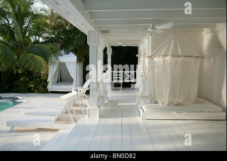 Blick auf Terrasse am Pool-Bereich eines Hauses Stockfoto