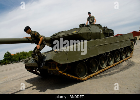 Kampfpanzer Leopard 2 E. El Goloso Militar Basis in Madrid. Spanien. Arma bewaffnete Kraft Rüstung Tanque Tanques Panzer Stockfoto