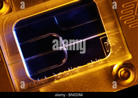 Mikrofluidische geätztem Glas Tropfen Kreuzung Chip für Mono zerstreut Tropfenbildung in Mikro- und Nano-Technologie-Anwendungen Stockfoto