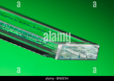 Mikrofluidische Ätzglas haarfeinen Chip mischen Mutiple Fluidströme von Flüssigkeiten in Mikro & Nano Technologie-Anwendungen Stockfoto