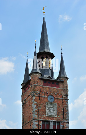 Der Glockenturm mit zwei Glocke Ringer Statuen, Manten und Kalle in Kortrijk, Belgien Stockfoto