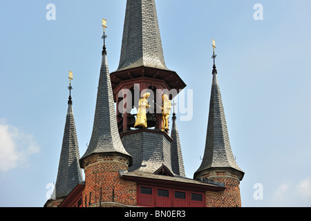 Der Glockenturm mit zwei Glocke Ringer Statuen, Manten und Kalle in Kortrijk, Belgien Stockfoto