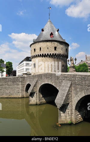 Die Broel Türme und Brücke über den Fluss Lys in Kortrijk, Belgien Stockfoto