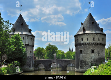 Die Broel Türme und Brücke über den Fluss Lys in Kortrijk, Belgien Stockfoto
