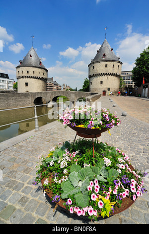Die Broel Türme und Brücke über den Fluss Lys in Kortrijk, Belgien Stockfoto