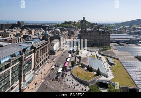 Blick nach Osten von Sir Walter Scott Monument entlang der Princes Street in Richtung Balmoral Hotel Zentrum und Calton Hill hinter Stockfoto