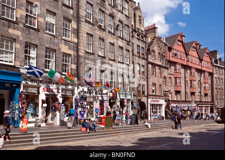 Geschäfte am Lawnmarket der Royal Mile in Edinburgh, Schottland Stockfoto