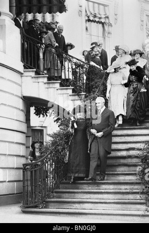 Physiker + Chemikerin Marie Curie (1867 – 1934) zu Fuß mit US Präsident Warren Harding im The White House im Mai 1921. Stockfoto